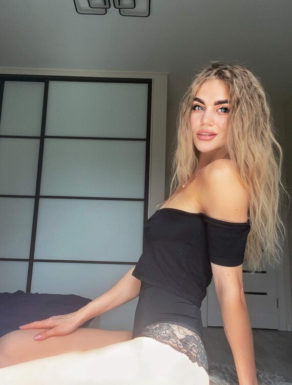 Elena femme russe bordeaux