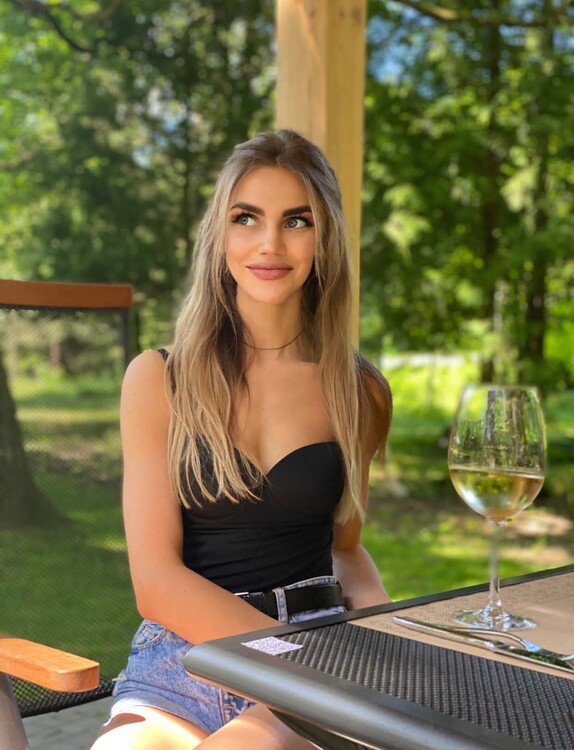 Elena femme russe bordeaux