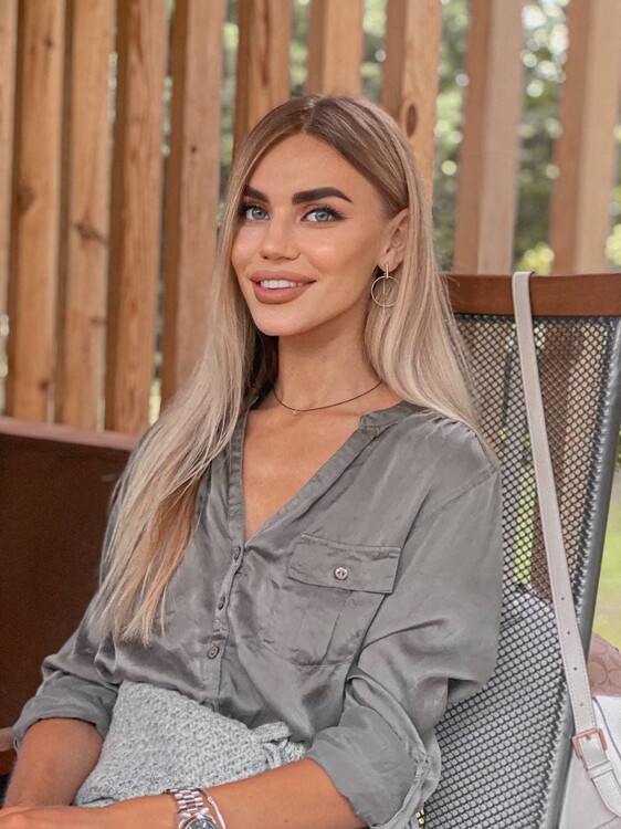 Elena femme russe bordeaux