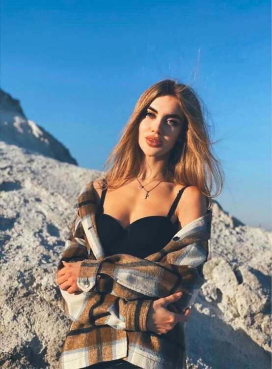 Elena femme russe bordeaux